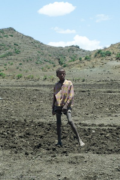 20120402_124822 Nikon D3S 2x3.jpg - Young boy in field